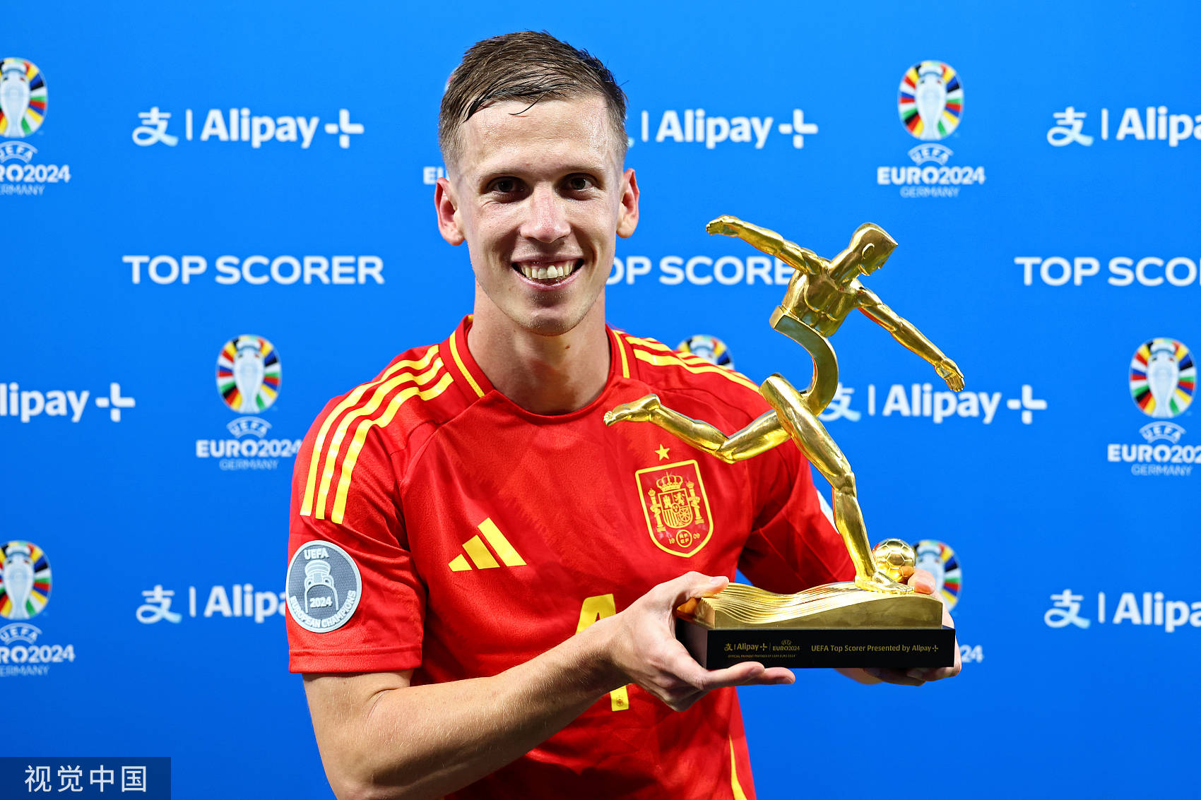 开云体育网页版-欧洲球队在赛场上闪耀，夺取冠军头衔