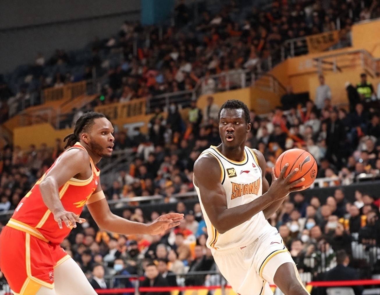 包含黑马风采！篮球赛场队伍表现抢眼的词条