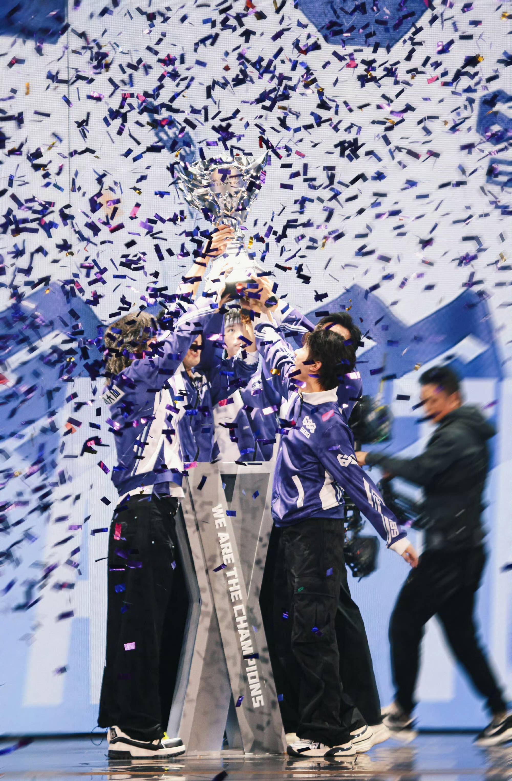 球队发挥出色，凭借团队努力赢得比赛