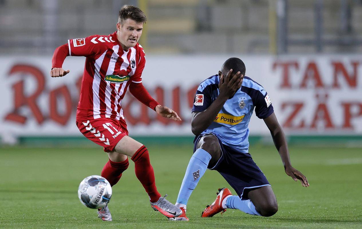 开云体育网页版-弗赖堡惊险逃平，球队状态一波三折