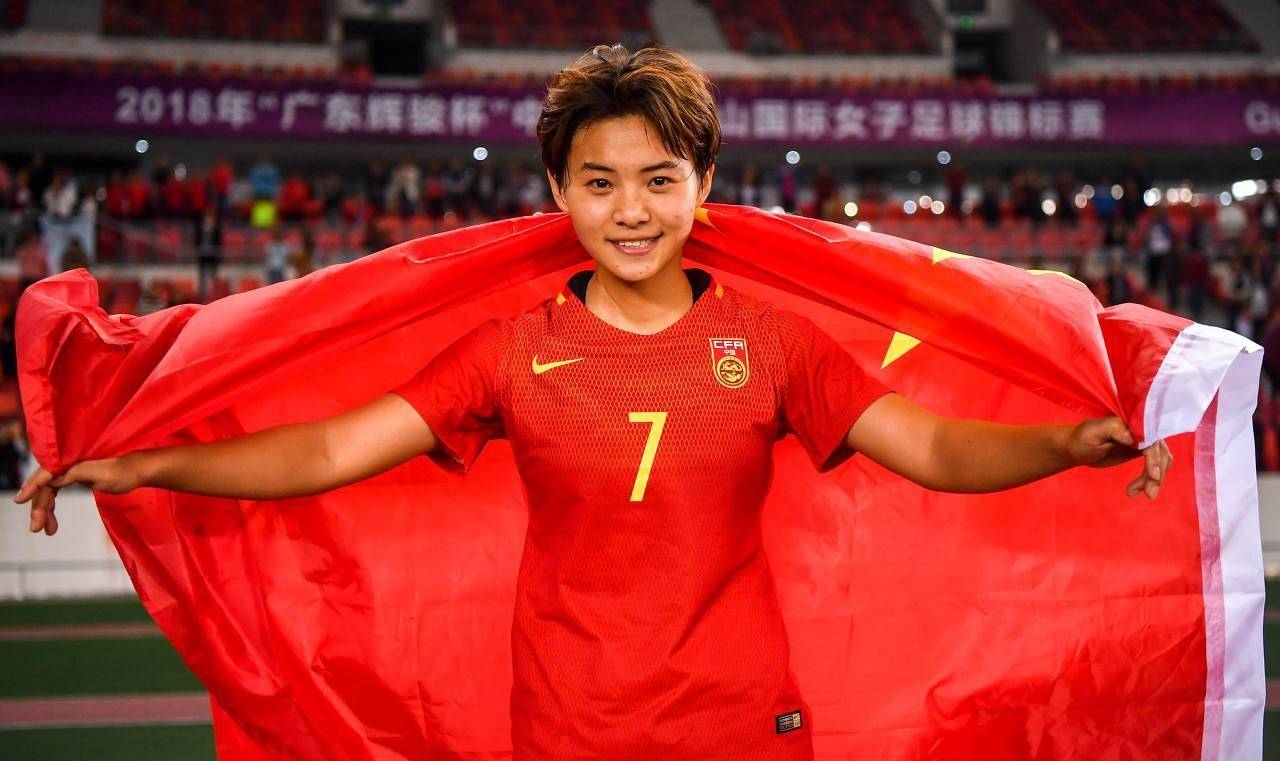 包含足球领域女性球员不惧强敌，展现实力的词条