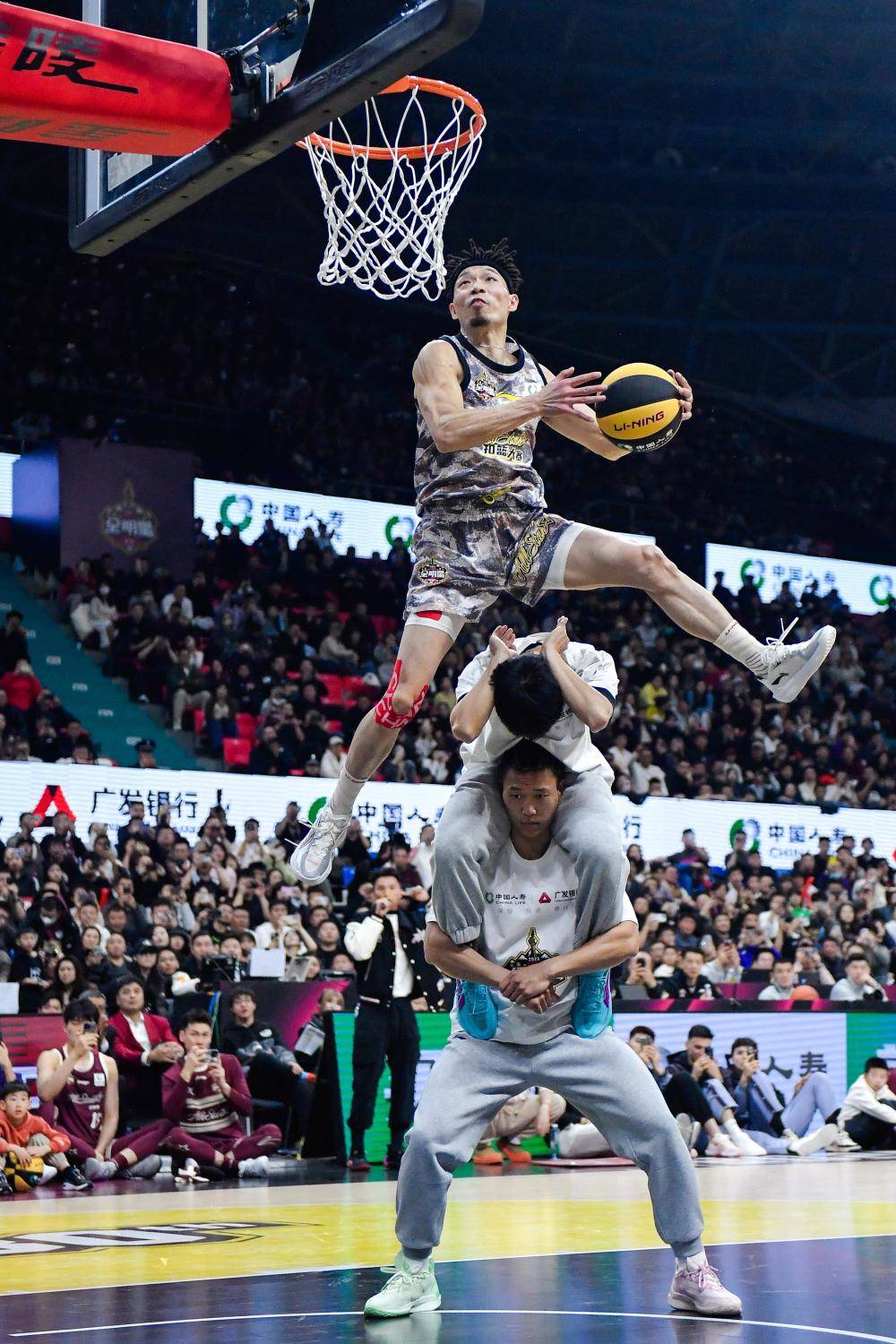 篮球赛事中一名年轻球员获得了最佳进步奖 篮球赛事中一名年轻球员获得了最佳进步奖