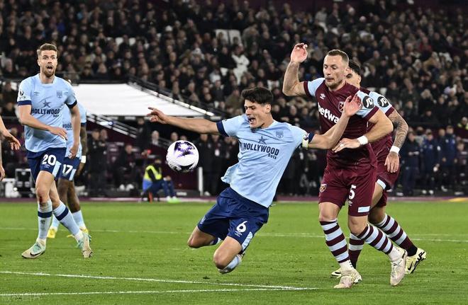 开云体育-佛罗伦萨足球队在主场大胜对手