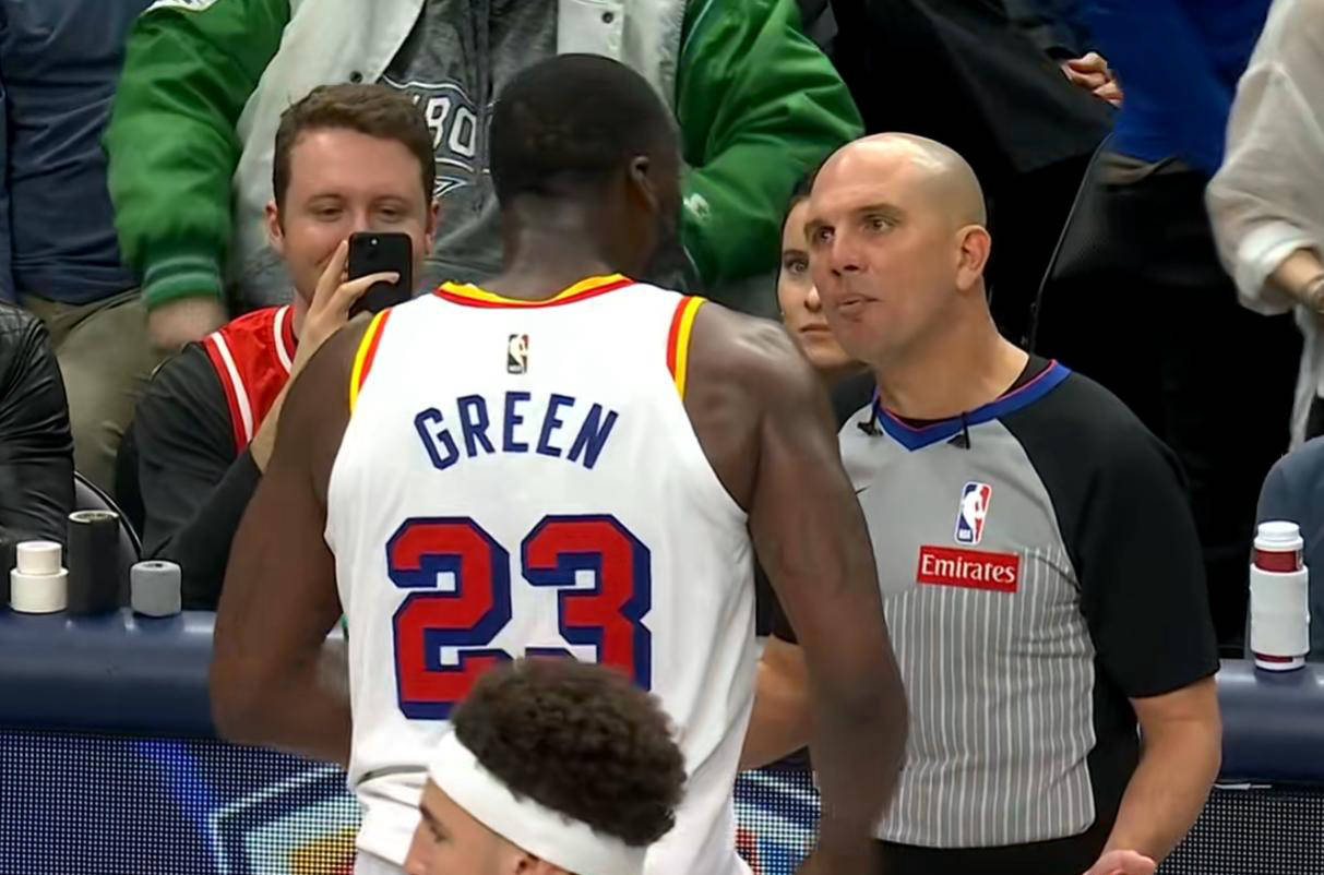 开云体育入口-裁判在比赛中的判罚引发争议