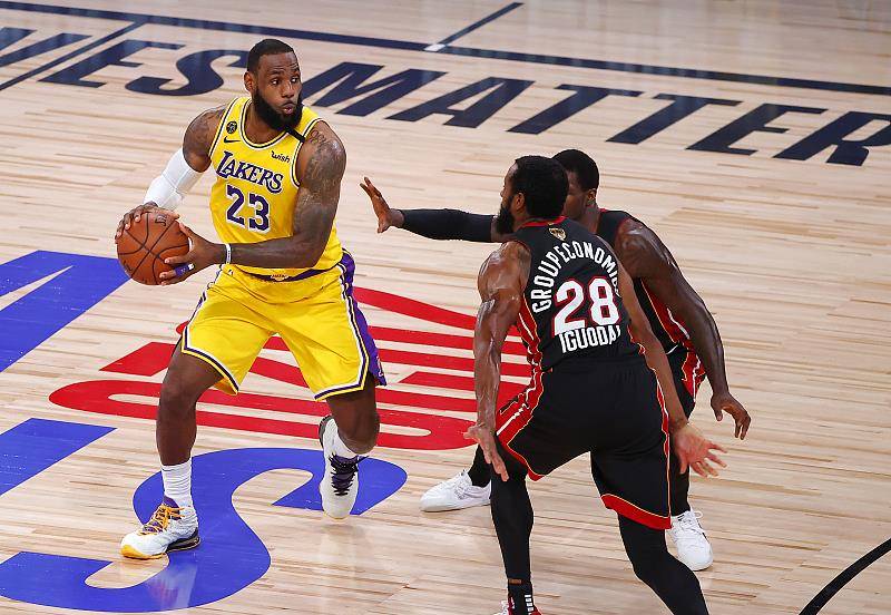 关于马刺队伤病缠身，教练寻找新的战术布局的信息