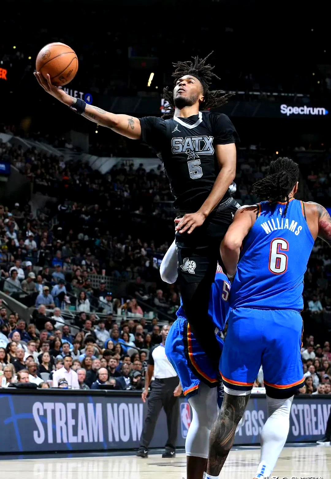 关于比赛中球员的突破得分让人惊艳的信息