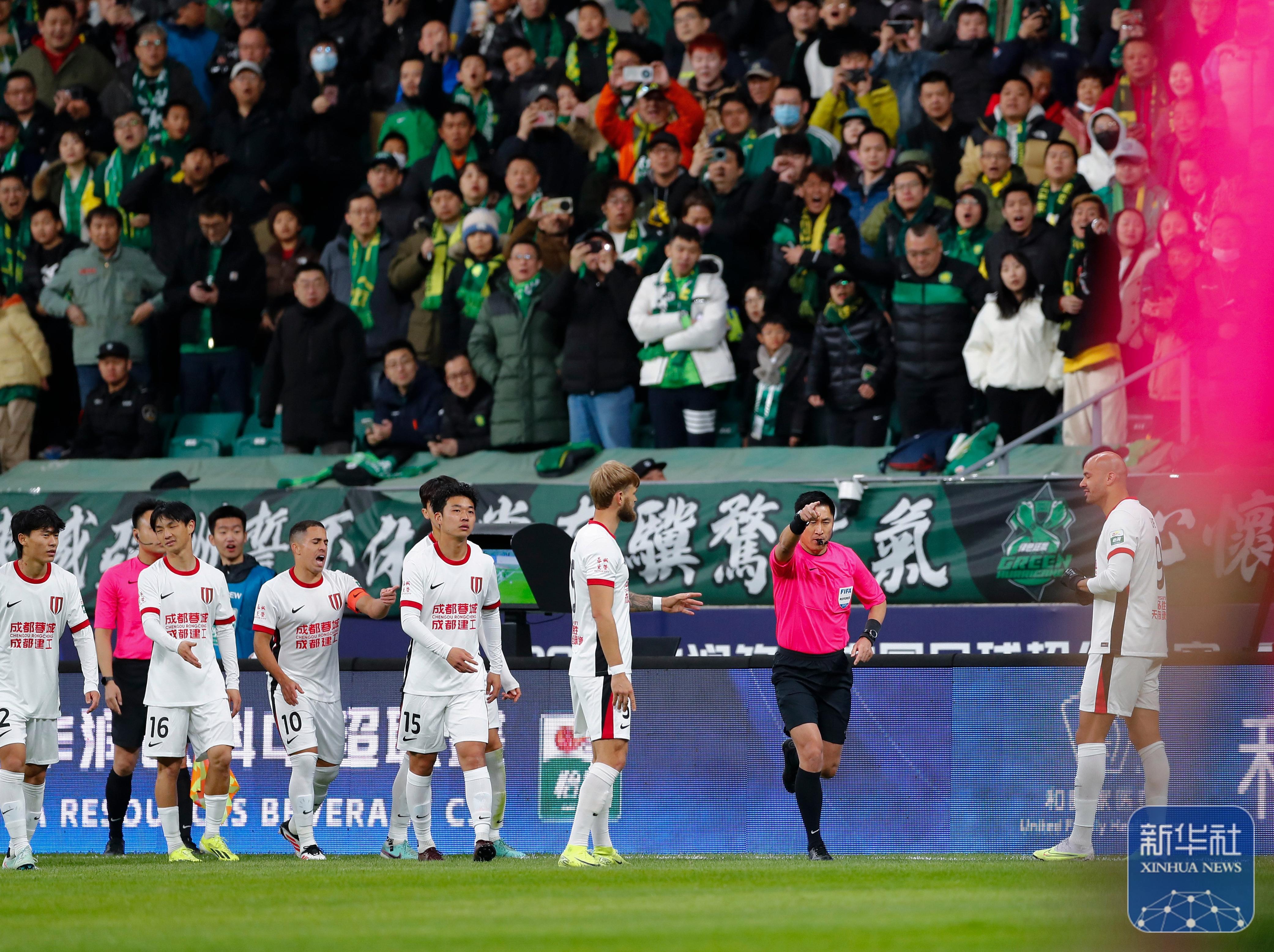 包含场上充满激情与斗志，每个球员都为胜利而战的词条