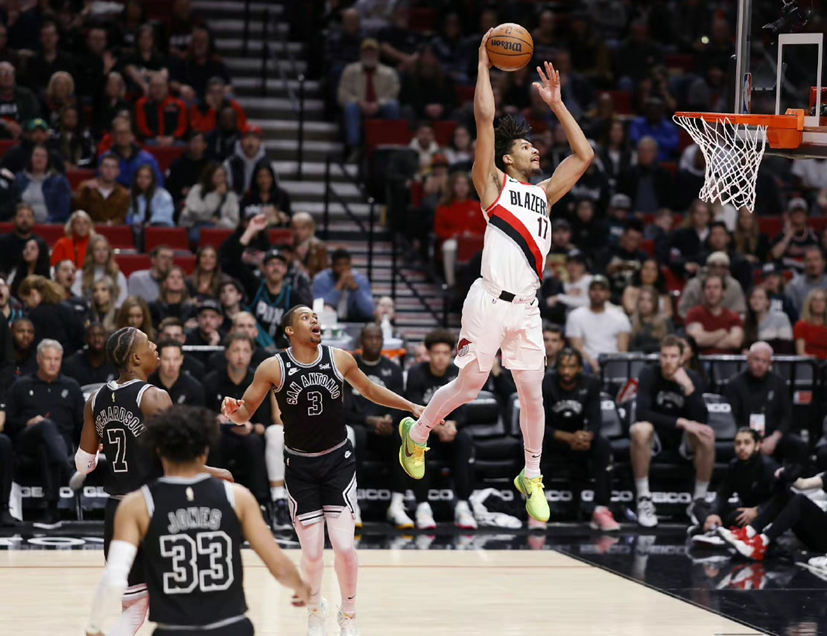 关于开拓者队主场大胜马刺,继续保持稳定战绩的信息 关于开拓者队主场大胜马刺,继续保持稳定战绩的信息