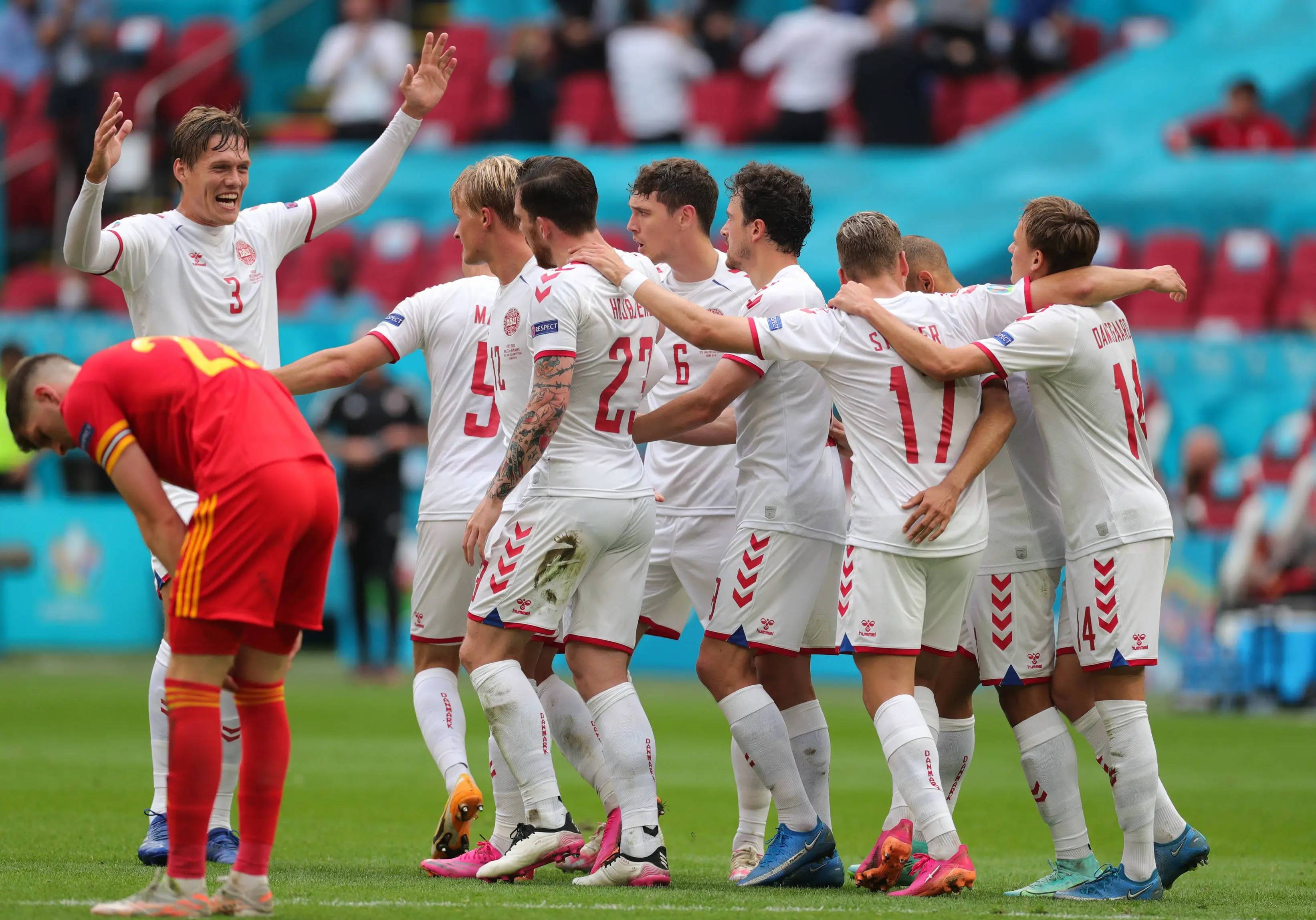 包含欧洲足球比赛精彩纷呈，搏击赛场各显神通的词条