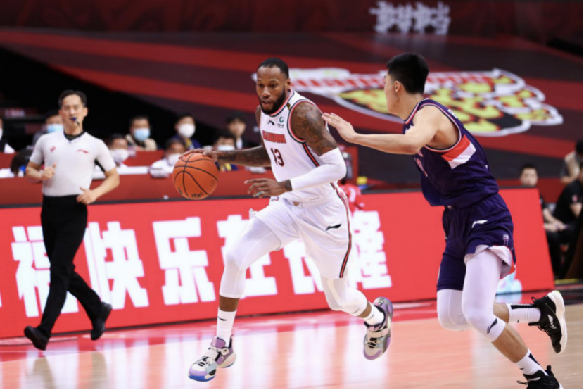 热火球迷雀跃欢庆,球队保持连胜势头的简单介绍 热火球迷雀跃欢庆,球队保持连胜势头的简单介绍