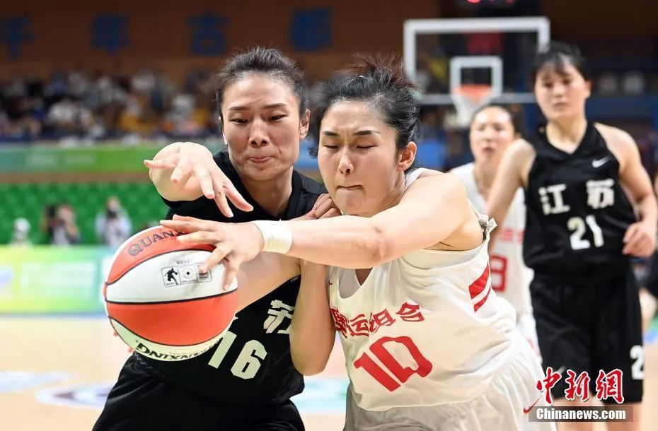 菲律宾篮球运动员突破自我，取得胜利