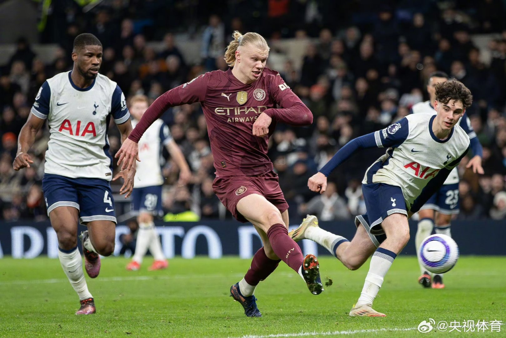 开云体育亚洲官网-曼城客场大胜里尔，英超球队继续保持领先